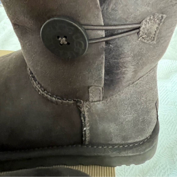 Authentic UGG Bailey Button Chocolate Brown Size 7. In great condition - Picture 10 of 12